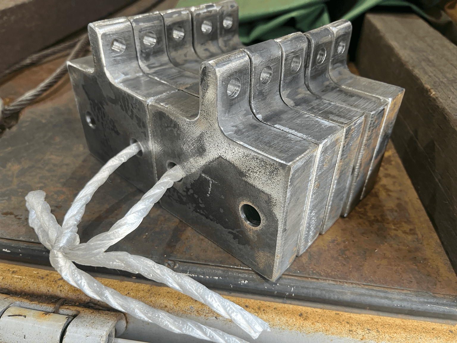SS400 t36 形切り・精密穴あけ加工の仕上がり
